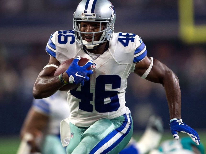 Alfred Morris running the football for the Cowboys